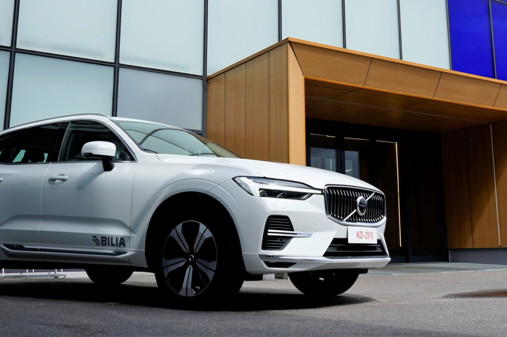 Volvo henkilöauto Bilia autokaupan pihassa