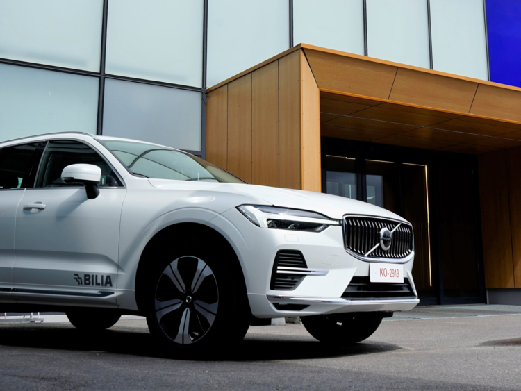 Volvo henkilöauto Bilia autokaupan pihassa